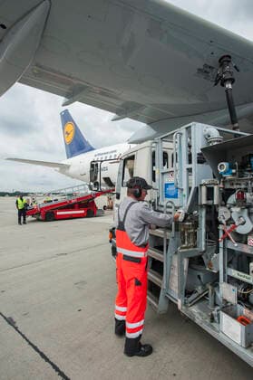Germany, Lufthansa biofuel GERMANY, Hamburg airport , trial phase, biofuel tanking of Lufthansa jet Airbus A321 , one turbine is powered with 50 percent biofuel a blend of Jatropha , Camelina oil and animal grease