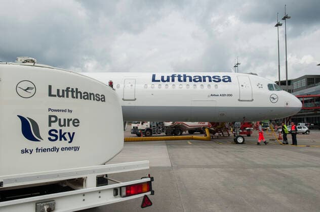 Germany, Lufthansa biofuel GERMANY, Hamburg airport , trial phase, biofuel tanking of Lufthansa jet Airbus A321 , one turbine is powered with 50 percent biofuel a blend of Jatropha , Camelina oil and animal grease