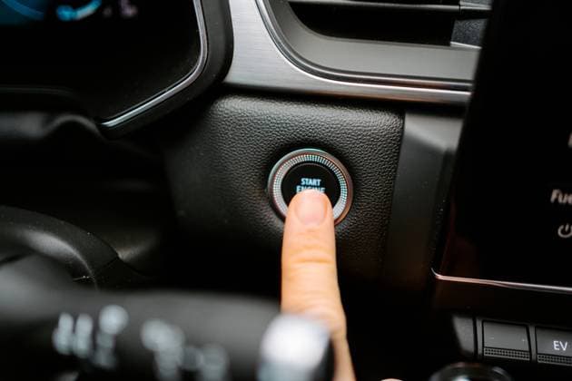 IMAGO Creative: Corporate: Klimaschutz, Digitalisierung und Urbanisierung Closeup of crop anonymous male pressing Start Engine Stop button while sitting in modern car before driving Copyright: xJakexJakabx Model Released