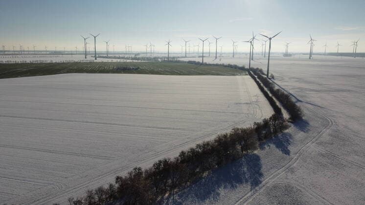 31.01.2021, Brandenburg, Nauen Luftaufnahme, Neuschnee im Havelland. Verschneite Landschaft zwischen Lietzow und Berge.