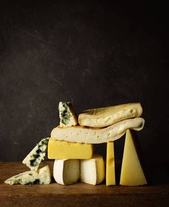 IMAGO Creative: Clickbait, Rezepte und Kochen Various cut cheese on wooden board placed on wooden table Copyright: xOlgaxVilax Model Released
