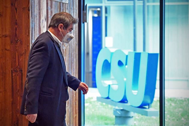 Markus SOEDER (Ministerpraesident Bayern und CSU Vorsitzender) betritt mit FFP2 Mundschutz,Maske vor einem CSU Logo das Podium Einzelbild,angeschnittenes Einzelmotiv,Halbfigur,halbe Figur. Pressestatement Markus SOEDER (Ministerpraesident Bayern und CSU Vorsitzender) vor CSU Vorstandssitzung 01.02.2021.