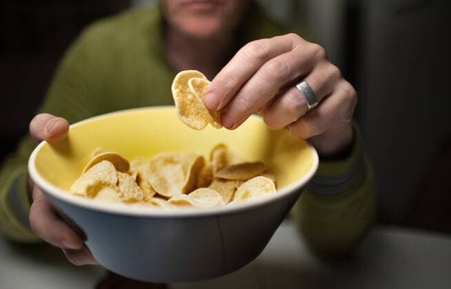 IMAGO Nature: Unsere Erde, Klimawandel, Ernährung, Pflanzen der Zukunft, Kichererbse Thema: Hand greift nach Chips, Kichererbsenchips in einer Schuessel. Bonn Deutschland *** Subject hand reaches for chips, chickpea chips in a bowl Bonn Germany Copyright: xUtexGrabowsky photothek.netx