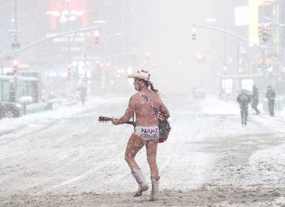 Bilder des Jahres 2021, Entertainment 02 Februar Entertainment Themen der Woche KW05 Entertainment Bilder des Tages News Bilder des Tages The Naked Cowboy performer crosses Seventh Avenue as snow falls in Times Square in New York City on Monday, February 1, 2021. A major nor easter threatens to dump as much as 2 feet of snow on parts of the Tri-State area over the next two days.  NYP20210201117 JohnxAngelillo