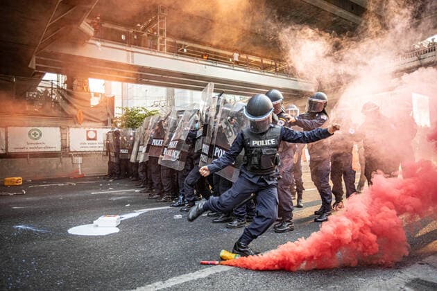 Bilder des Jahres 2021, News 02 Februar News Themen der Woche KW05 News Bilder des Tages February 1, 2021, Bangkok, Thailand: A police officer shoot a flare as riot police clash with Thai pro-democracy protesters after Myanmar migrants were demonstrating in front of the Myanmar Embassy in Bangkok on the day Myanmar s military detained State Counsellor of Myanmar Aung San Suu Kyi and declared a state of emergency while seizing the power in the country for a year after losing the election against the National League for Democracy Bangkok Thailand - ZUMAs197 20210201_zaa_s197_132 Copyright: xGeemxDrakex
