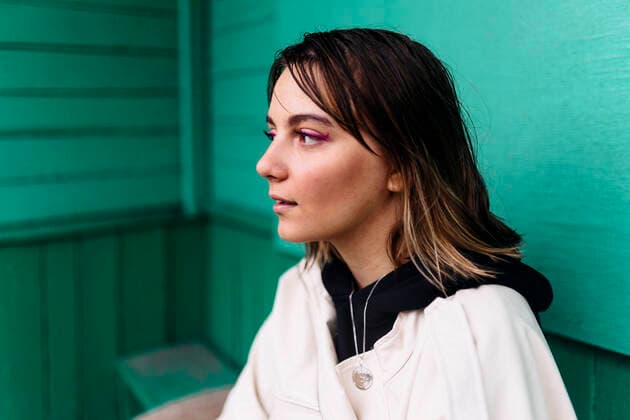 Creative Highlights Symbolbilder surprised woman sitting by a green wall in a white jacket Minsk, Minsk Region, Belarus CR_ALLI210106-499932-01 ,model released, Symbolfoto