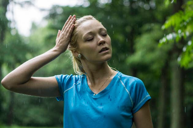 Young woman going for a run in the rain Montreal, QC, Canada CR_CHPH210119B-613034-01 ,model released, Symbolfoto