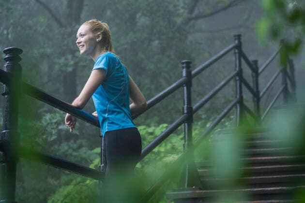 Athletic woman resting on staircase during workout in the rain Montreal, QC, Canada CR_CHPH210119B-613058-01 ,model released, Symbolfoto