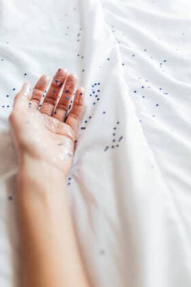 Creative Highlights Symbolbilder Women hand with blue stars and glitter confetti on white blanket Madrid, Community of Madrid, Spain CR_DIRR210112B-606492-01 ,model released, Symbolfoto