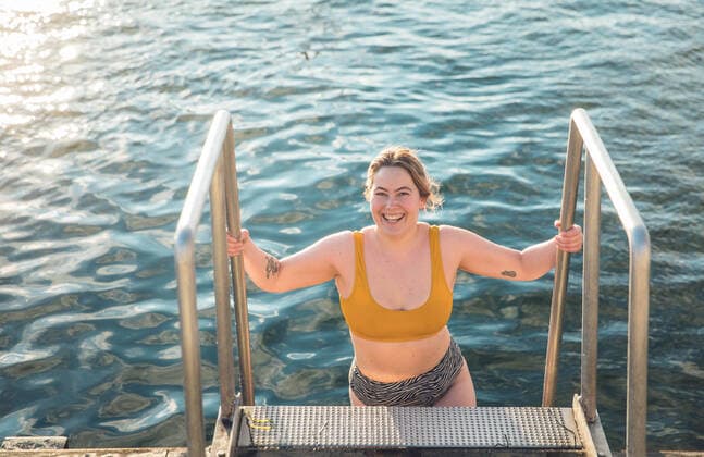 Creative Highlights Symbolbilder Curvy Millennial Cold Water Swimming in Copenhagen Denmark Copenhagen, Denmark CR_EMWIXA210112-609118-01 ,model released, Symbolfoto