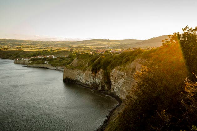 View of Robins Hood s Bay from a distance at sunset Robin Hood s Bay, England, United Kingdom CR_ISKO210106A-263590-01
