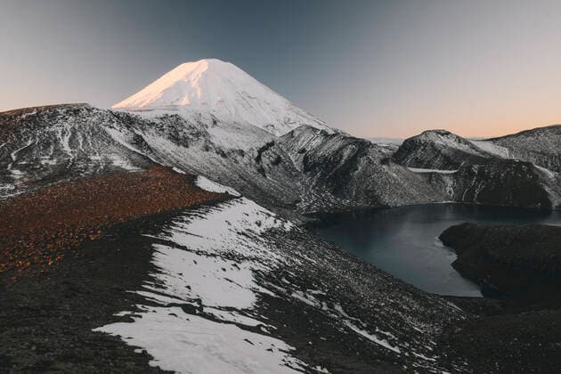 IMAGO Nature: Unsere Erde, Naturschutz, Naturschutzgebiete in Ozeanien Creative Highlights World Mt Ngauruhoe in the background by the upper Tama Lake partially frozen, Tongariro, New Zealand Tongariro, New Zealand CR_JALO210111B-600932-01
