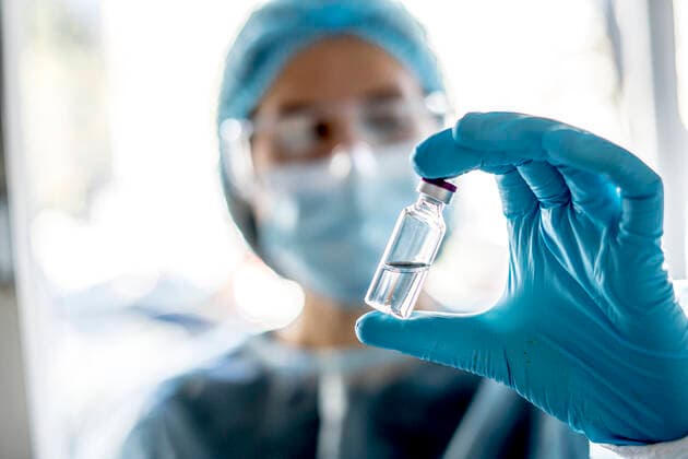 Medical doctor or laborant holding tube with nCoV Coronavirus vaccine for 2019-nCoV virus. Madrid, Community of Madrid, Spain CR_JFOMNK210106B-595773-01 ,model released, Symbolfoto