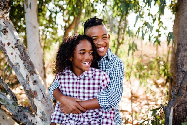 IMAGO Kreativ: Bruderschaft Brothers Hugging & Smiling at Park in Chula Vista Chula Vista, CA, United States CR_JIDE210114B-589069-01 ,model released, Symbolfoto
