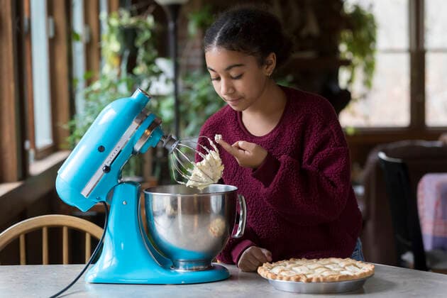 IMAGO Creative: Haushaltsgeräte - Küchenmaschine A biracial eleven year-old girl sneaks a taste of whipped cream Brewster, MA, United States CR_JUCU210129B-590322-01 ,model released, Symbolfoto