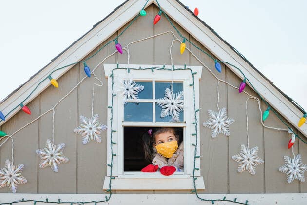 Young girl in face mask looking out window christmas decorations Leesburg, VA, United States CR_KEBE210119A-603182-01 ,model released, Symbolfoto