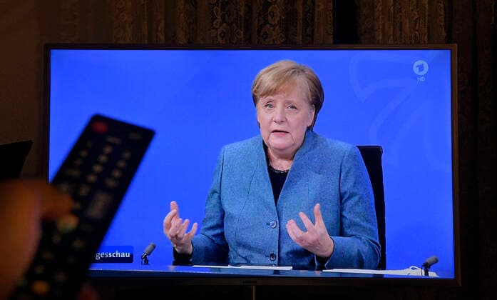 01.02.2021, Unmittelbar nach dem Impfstoff-Gipfel Bundeskanzlerin Angela Merkel (CSU) verkündet die Ergebnisse im Rahmen einer Pressekonferenz die von den TV-Sendern Live übertragen wird, hier die Tagesschau in der ARD. Nach den bisherigen Problemen bei der Lieferung der Corona-Impfstoffe für Deutschland und Europa sind Bundeskanzlerin Angela Merkel (CDU) und die Ministerpräsidenten der Länder am Montag zu einem Impfgipfel mit der Pharmabranche zusammengekommen. 01.02.2021, Pressekonferenz nach dem Impfstoff-Gipfel Angela Merkel 01.02.2021, Pressekonferenz nach dem Impfstoff-Gipfel Angela Merkel