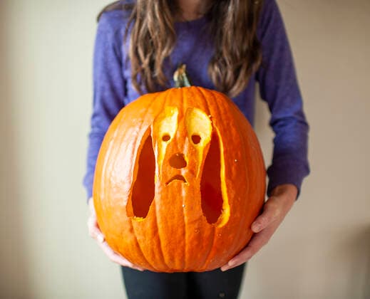 IMAGO Creative: Trick or Treat ! Halloween am 31. Oktober Close up of tween girl holding up carved pumpkin of dog against wall Grimes, IA, United States CR_LIPF210122B-623704-01 ,model released, Symbolfoto