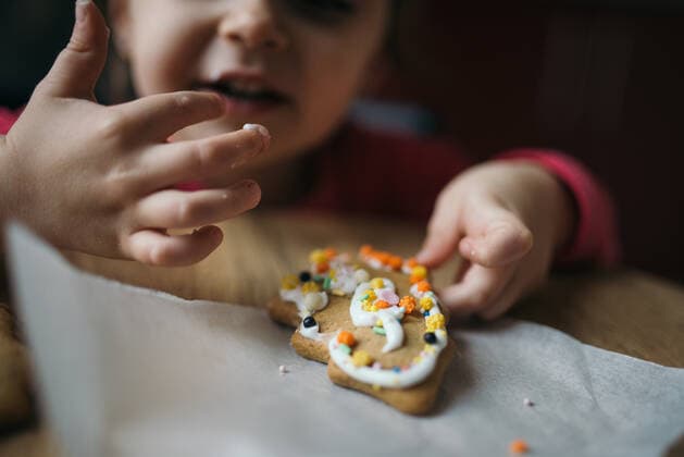 IMAGO Creative: Jahreszeit Winter, Fantasievoll drinnen spielen Closeup of little girl with decorated cookie. Malo Laole, Brani?evo District, Serbia CR_NEST210115-616425-01 ,model released, Symbolfoto