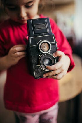 Creative Highlights Symbolbilder Little girl setting old analog camera. Malo Laole, Brani?evo District, Serbia CR_NEST210115-616428-01 ,model released, Symbolfoto