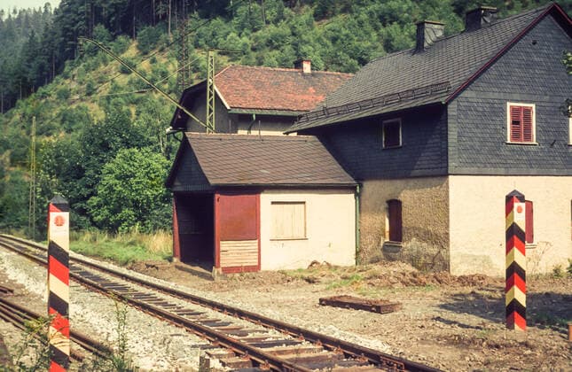 Grenzsäulen vor der ehemaligen Bahnstation an der Zonengrenze in Falkenstein, Ludwigsstadt im oberfränkischen Landkreis Kronach in Bayern, Deutschland, 01.08.1967. Zonengrenze zwischen Thüringen und Bayern