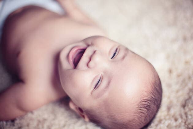 Creative Highlights Symbolbilder Baby boy laying on carpet and laughing at the camera with eyes closed. San Diego, CA, United States CR_CHDO210201B-628417-01 ,model released, Symbolfoto