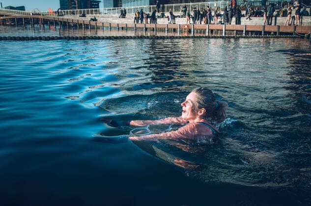 Mature Woman Swimming With Sun Shining In Freezing Water in Denmark Copenhagen, Denmark CR_EMWIXA210201-625540-01 ,model released, Symbolfoto