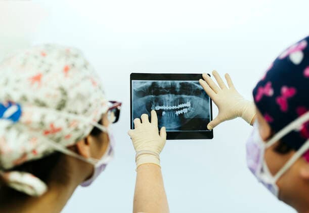 dentist studying an x-ray before operating Madrid, Community of Madrid, Spain CR_IVAR210201-623509-01 ,model released, Symbolfoto