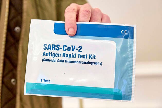 - Wien 02.02.2021 - Coronavirus Krise - Nachdem gestern beschlossen wurde den derzeitigen Lockdown am 8.2. zu benden gaben heute der Bildungsminister und Innenministerr eine Pressekonferenz im Bundeskanzleramt. PHOTO: Bildungsminister Heinz Faßmann (ÖVP) mit einem, für die Schulen angeschafften, Nasenvorraumtest, nach der PK Vienna, Austria - Coronavirus Crisis - Yesterday the government announced the end of the lockdown on 8.2. Today there was a press conference by the education minister and the minister for interior in the Federal Chancellery. PK Bildungsminister und Innenminister zu Lockdownende