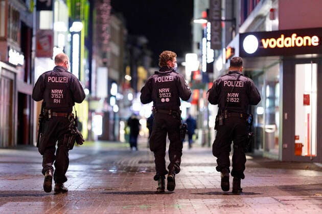 Wegen der Corona-Pandemie erfolgte Corona-Kontrollen aus dem vergangenen Jahr werden der Stadt Köln voraussichtlich mehrere hunderttausend Euro in die Kassen spülen. Buß- und Verwarngelder in Gesamthöhe von gut 609.000 Euro hat die Stadt bisher eingenommen. Im Bild eine Polizeistreife in der Fußgängerzone Hohe Straße, wo Corona-Regeln wie Maskenpflicht und Mindestabstand gelten. (Themenbild, Symbolbild) Köln, 01.02.2021