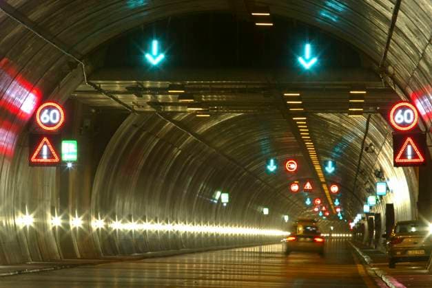 01.07.2003 Geschwenda Eröffnung des Rennsteigtunnels. Hier Oströhre Richtung Ilmenau bei voller Notfallbeleuchtung (weisse Lampen). Im Vordergrund ist die Luftaustauschzentrale Kehltal zu sehen. Das Foto, aufgenommen mit einem extremen Teleobjektiv, zeigt eine etwa 3 km lange Strecke im Tunnel. Geschwenda Thüringen Germany *** 01 07 2003 Geschwenda opening of the Rennsteig tunnel Here east tube direction Ilmenau with full emergency lighting white lamps In the foreground the air exchange center Kehltal can be seen The photo, taken with an extreme telephoto lens, shows an about 3 km long section in the tunnel Geschwenda Thuringia Germany
