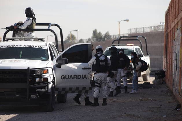Mexico: Migration Crisis Migrants of Cuban origin cross the Rio Bravo to surrender to the immigration authorities to try to request political asylum in the United States. Juarez Chihuahua Mexico Copyright: DavidxPeinado
