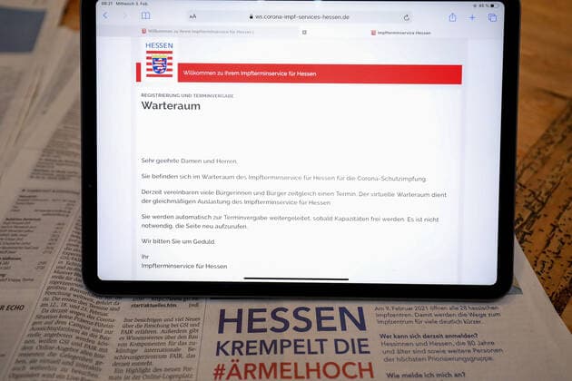 Gross-Umstadt Hessen am 3. Februar 2021 v.l., Impftermine in Hessen, am Frühstückstisch versuchen die Bürger in Hessen um Terminvergabe für die Impfung gegen COVID-19, Symbolbild Warteraum, Homepage Landesregierung Hessen Foto: Joaquim Ferreira Copyright: JoaquimxFerreira