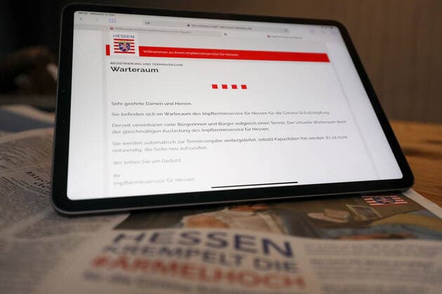 Gross-Umstadt Hessen am 3. Februar 2021 v.l., Impftermine in Hessen, am Frühstückstisch versuchen die Bürger in Hessen um Terminvergabe für die Impfung gegen COVID-19, Symbolbild Warteraum, Homepage Landesregierung Hessen Foto: Joaquim Ferreira Copyright: JoaquimxFerreira
