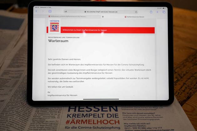 Gross-Umstadt Hessen am 3. Februar 2021 v.l., Impftermine in Hessen, am Frühstückstisch versuchen die Bürger in Hessen um Terminvergabe für die Impfung gegen COVID-19, Symbolbild Warteraum, Homepage Landesregierung Hessen Foto: Joaquim Ferreira Copyright: JoaquimxFerreira