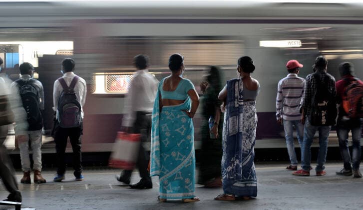 IMAGO Nature: Unsere Erde, Umweltprobleme, Überbevölkerung MUMBAI, INDIA - FEBRUARY 2: A train passes a waiting crowd at Dadar station after suburban train services were resumed for the general public, on February 2, 2021 in Mumbai, India. (Photo by Satish Bate Hindustan Times ) Mumbai Local Train Services Resume