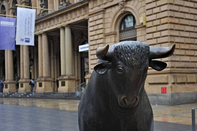 Frankfurt Main. Deutsche Börse. Bronzefigur Bulle ( Hausse ) vor dem Gebäude der Deutschen Börse in Frankfurt am Main. 20210202MWI27168 *** Frankfurt Main Deutsche Börse bronze figure bull bull market in front of the Deutsche Börse building in Frankfurt am Main 20210202MWI27168