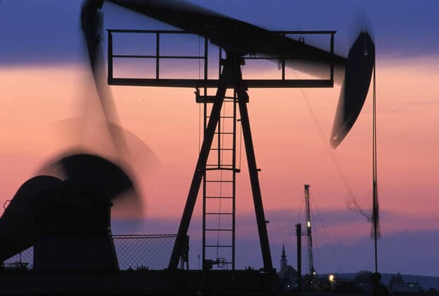 IMAGO Nature: Unsere Erde, Ressourcen, Erdöl oil pump in front of an evening sky in lower austria Österreich *** Ölpumpe vor einem Abendhimmel in Niederösterreich Österreich Copyright: xWolfgangxSimlinger WolfgangxSx