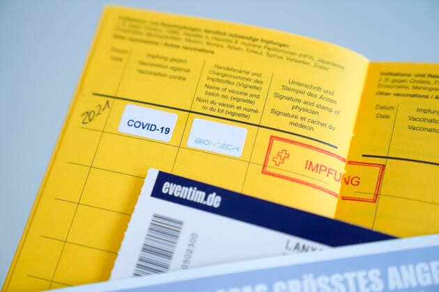 Symbolfoto Impfass und Eintrittskarte Eventim Aktuell, 03.02.2021, Symbolbild eines Impfpass und einer Eintrittskarte vom Ticketvermittler CTS Eventim. Der Ticketanbieter moechte Personen die bereits gegen das Corona Virus geimpft sind frueher die Moeglichkeit geben Konzerte und Veranstaltungen zu besuchen. Nordrhein-Westfalen Deutschland