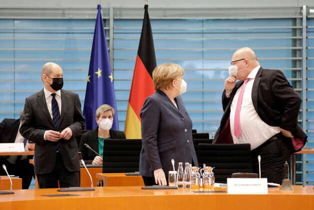Olaf Scholz, Bundesminister der Finanzen, SPD, Angela Merkel, Bundeskanzlerin, CDU, Peter Altmaier, Bundesminister fuer Wirtschaft und Energie, CDU, 129. Bundeskabinettsitzung, DEU, Berlin, 03.02.2021