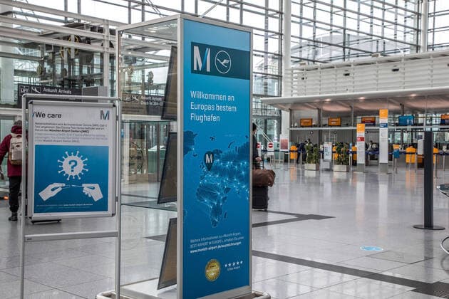 Muenchen, Deutschland 01. Feb 2021: Im Flughafen Franz Josef Strauß in der Landeshauptstadt München, ist wegen dem zweiten Lockdown zur Bekämpfung der Corona-Pandemie nur wenig Betrieb. Im Bild ist ein Hinweisschild zu sehen, auf dem Reiserückkehrern mitgeteilt wird, dass ihnen ein kostenloser Corona-Test angeboten wird. Daneben ist ein Schild mit dem Schriftzug, Willkommen an Europas bestem Flughafen zu sehen. Flughafen Bayern Copyright: xFotostandx xFritschx