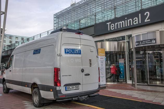 Muenchen, Deutschland 01. Feb 2021: Im Flughafen Franz Josef Strauß in der Landeshauptstadt München, ist wegen dem zweiten Lockdown zur Bekämpfung der Corona-Pandemie nur wenig Betrieb. Im Bild ist ein Einsatzfahrzeug der Polizei vor Terminal 2 zu sehen. Flughafen Bayern *** Munich, Germany 01 Feb 2021 At Franz Josef Strauss Airport in the state capital Munich, there is little activity due to the second lockdown to fight the Corona pandemic In the picture a police emergency vehicle can be seen in front of Terminal 2 Bavaria Airport Copyright: xFotostandx xFritschx