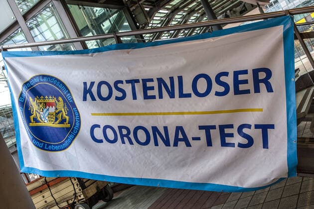 Muenchen, Deutschland 01. Feb 2021: Im Flughafen Franz Josef Strauß in der Landeshauptstadt München, ist wegen dem zweiten Lockdown zur Bekämpfung der Corona-Pandemie nur wenig Betrieb. Im Bild ist ein Banner vom Bayrischen Landesamt für Gesundheit und Lebensmittelsicherheit angebracht, auf dem, Eingang kostenloser Corona Test steht. Flughafen Bayern Copyright: xFotostandx xFritschx
