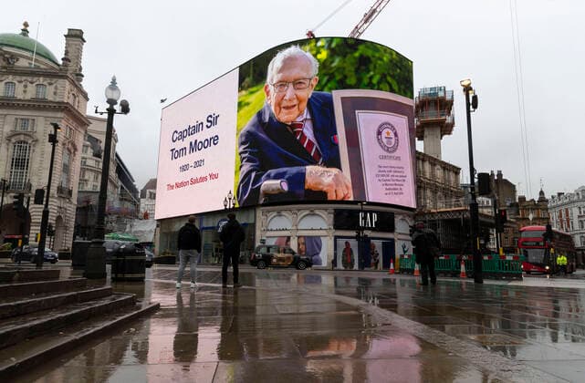 Bilder des Jahres 2021, News 02 Februar News Themen der Woche KW05 News Bilder des Tages (210203) -- LONDON, Feb. 3, 2021 -- Photo taken on Feb. 3, 2021 shows a display of tribute to the late Captain Sir Tom Moore at Piccadilly Circus in London, Britain. The 100-year-old British army veteran Captain Tom Moore, who raised millions of pounds to help Britain s health service in fighting the COVID-19 pandemic last year, on Tuesday passed away with coronavirus in hospital. ) BRITAIN-LONDON-COVID-19-TOM MOORE-TRIBUTE HanxYan 