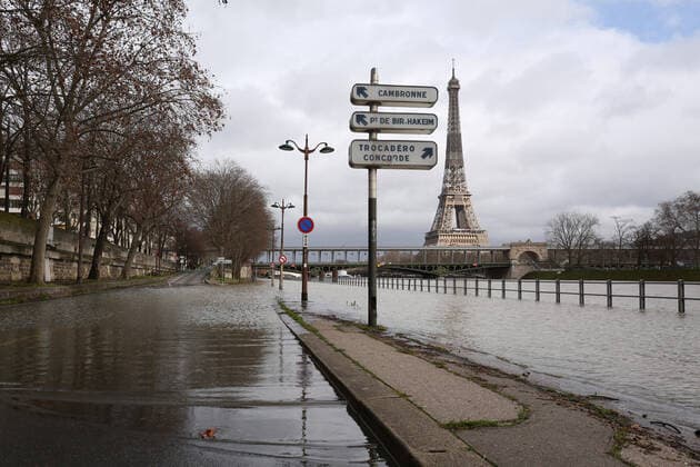 Bilder des Jahres 2021, News 02 Februar News Themen der Woche KW05 News Bilder des Tages (210203) -- PARIS, Feb. 3, 2021 -- The Eiffel Tower is seen on the flooded banks of the Seine River after continuous rainfalls in Paris, France, Feb. 3, 2021. ) FRANCE-PARIS-SEINE RIVER-FLOODING GaoxJing 