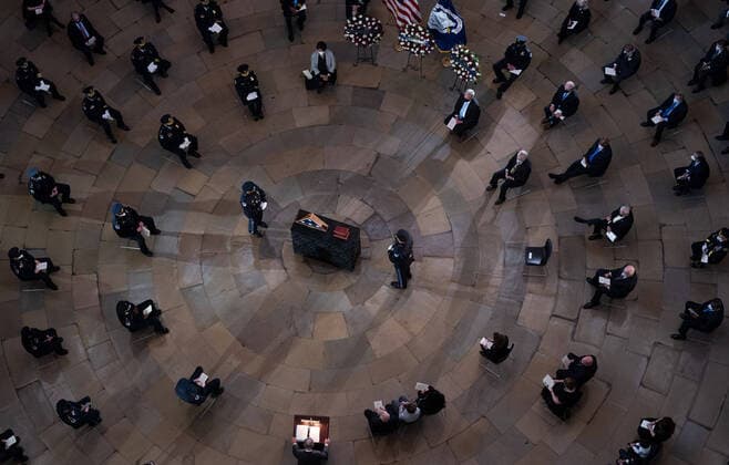 Bilder des Jahres 2021, News 02 Februar News Themen der Woche KW05 News Bilder des Tages February 3, 2021, Washington, District of Columbia, USA: Senate Majority Leader Charles Schumer, D-NY, delivers remarks during the memorial service for Capitol Hill Police Officer Brian Sicknick as he lies in honor in the Rotunda of the U.S. Capitol Building in Washington, DC on Tuesday, February 3, 2021. Sicknick died from injures sustained during the January 6 riot at the U.S. Capitol Washington USA - ZUMAs152 20210203_zaa_s152_134 Copyright: xKevinxDietschx-xPoolxViaxCnpx