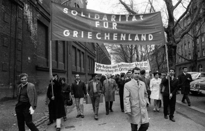 Griechen gegen die Herrschaft einer Militaerjunta 1971 DEU, Deutschland, Duesseldorf: Eine Demonstration mit Folkloreelementen in Duesseldorf am 25.5.1971 gegen die Herrschaft einer Militaerjunta und fuer Demokratie in ihrem Lande von griechischen Gastarbeitern und Deutschen. DEU, Germany, Duesseldorf: A demonstration with folklore elements in Duesseldorf on May 25, 1971 against the rule of a military junta and for democracy in their country by Greek guest workers and Germans. NRW *** Greeks against the rule of a military junta 1971 DEU, Germany, Duesseldorf A demonstration with folklore elements in Duesseldorf on May 25, 1971 against the rule of a military junta and for democracy in their country by Greek guest workers and Germans NRW