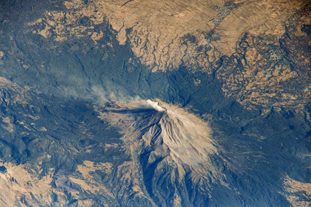 January 25, 2021 - Earth Atmosphere - The active volcano of Popocatepetl is pictured from the International Space Station as it orbited 261 miles above central Mexico. Earth Atmosphere - ZUMAz03_ 20210125_sha_z03_538 Copyright: xNASAx