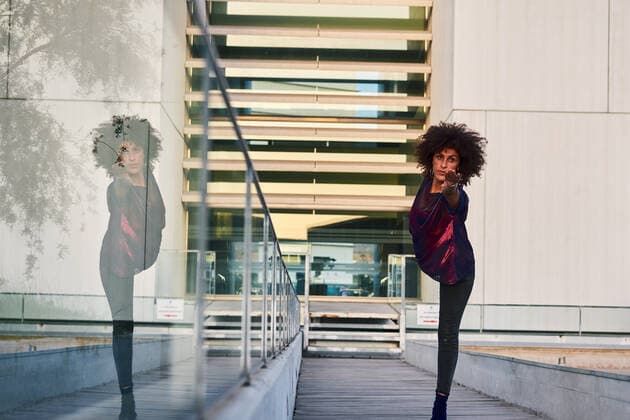 IMAGO Creative: Reflexionen - Sport Woman doing yoga in the city Granada, AL, Spain CR_FPOBYG210203-635717-01 ,model released, Symbolfoto