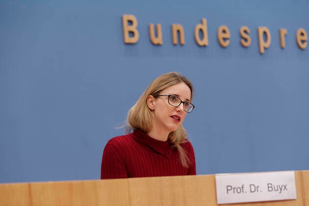 Ethikrat gegen Impfprivilegien 2021-02-04, Berlin, Der Deutsche Ethikrat spricht sich vor der Bundespressekonferenz gegen Privilegien für Geimpfte in der Corona-Pandemie aus. Im Bild Prof. Dr. med. Alena Buyx, Vorsitzende des Deutschen Ethikrats.